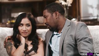 Avery Black living in the same corporate house with her boss Isiah Maxwell