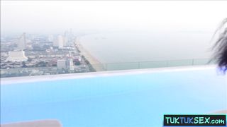 Huge boobs Thai amateur picked up in a Tuk Tuk for dirty sex