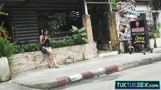 Kinky Thai amateur hooker picked up in a TukTuk for a hotel fuck