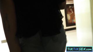 Kinky Thai amateur hooker picked up in a TukTuk for a hotel fuck