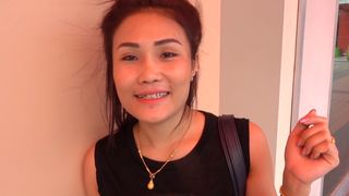 Thai amateur girl picked up in a Tuk Tuk and taken to his hotel